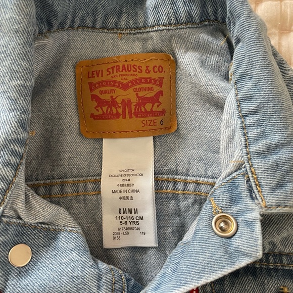 Levi’s little girls Sz 5/6 Kids Trucker Denim Jacket with curated patches - Picture 9 of 15